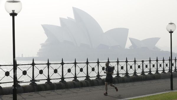 Sydney Opera House Menghilang Ketutup Kabut Asap