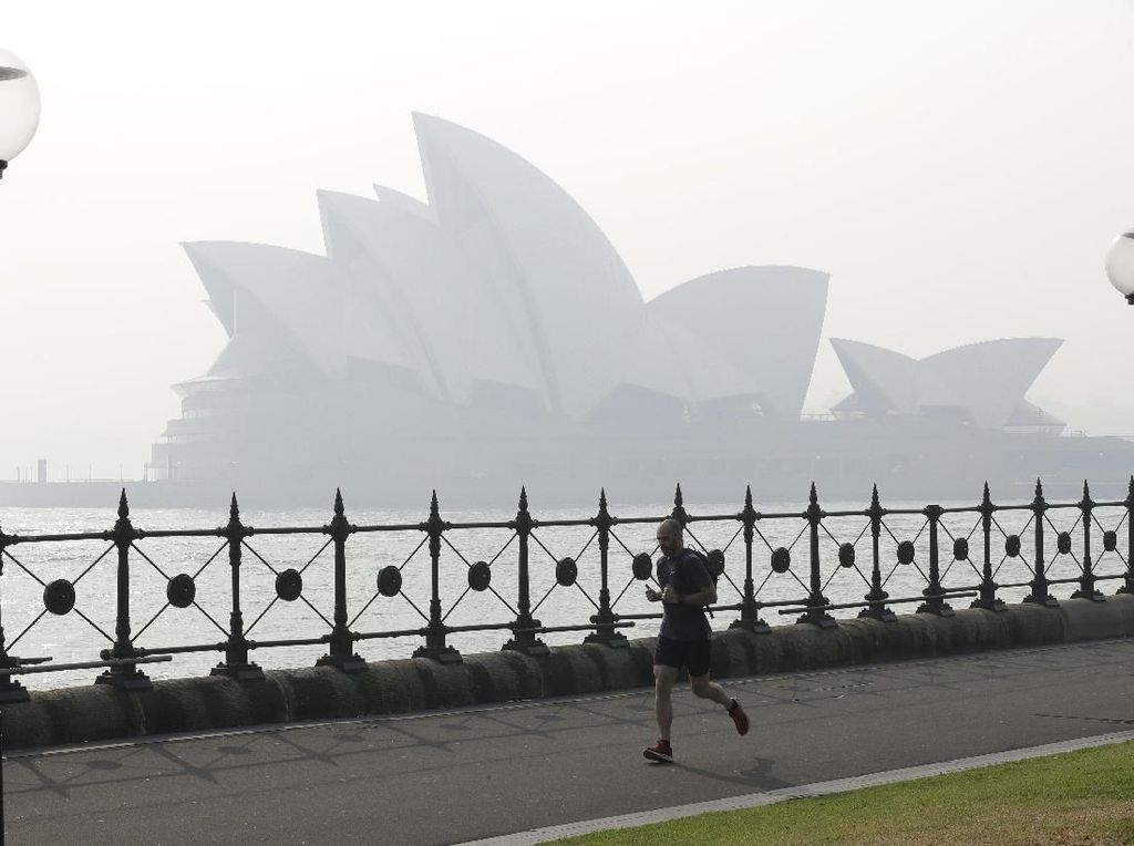 Sydney Opera House Menghilang Ketutup Kabut Asap