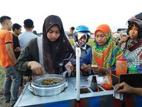 Laris! Penjual Cilok Cantik Ini Habiskan 30 Kilogram Tepung Setiap Hari