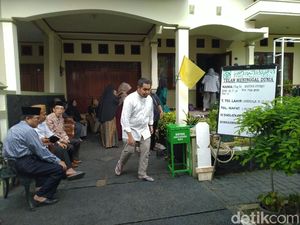 Pelayat Datangi Rumah Duka Ketua PP Muhammadiyah Bahtiar Effendy Pelayat Datangi Rumah Duka Ketua PP Muhammadiyah Bahtiar Effendy