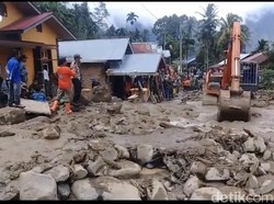 BPBD Agam Kerahkan Alat Berat Bersihkan Jalan Tertutup Sisa Banjir Bandang