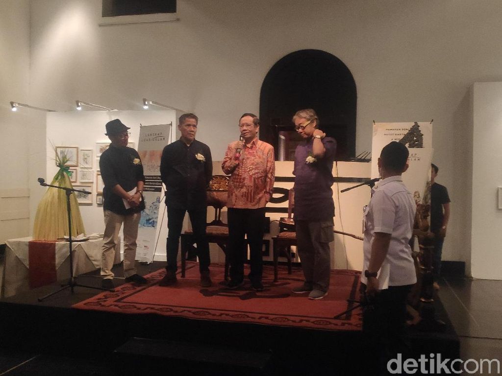 Buka Pameran Lukisan Butet-Widiyatno, Mahfud Singgung Bangsa yang Selalu Stres Buka Pameran Lukisan Butet-Widiyatno, Mahfud Singgung Bangsa yang Selalu Stres