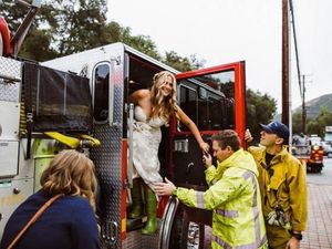 Terjebak Macet, Pengantin Wanita Ini Naik Mobil Damkar ke Tempat Nikah