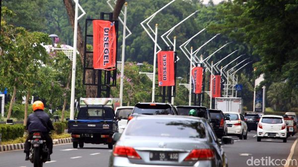 Pemprov DKI Segel tiang-tiang Reklame yang Melanggar