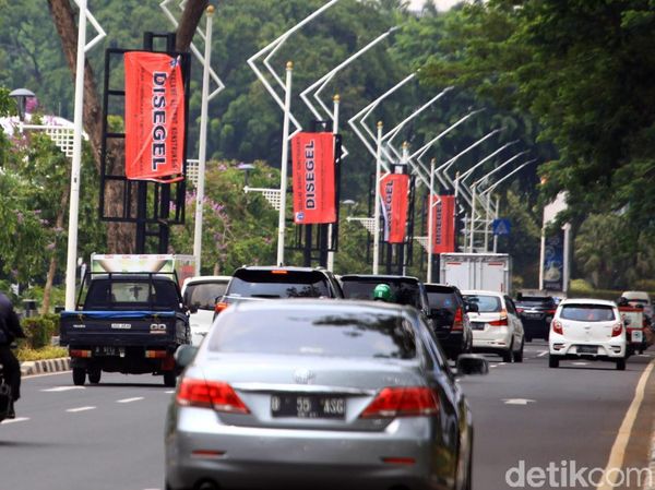 Pemprov DKI Segel tiang-tiang Reklame yang Melanggar