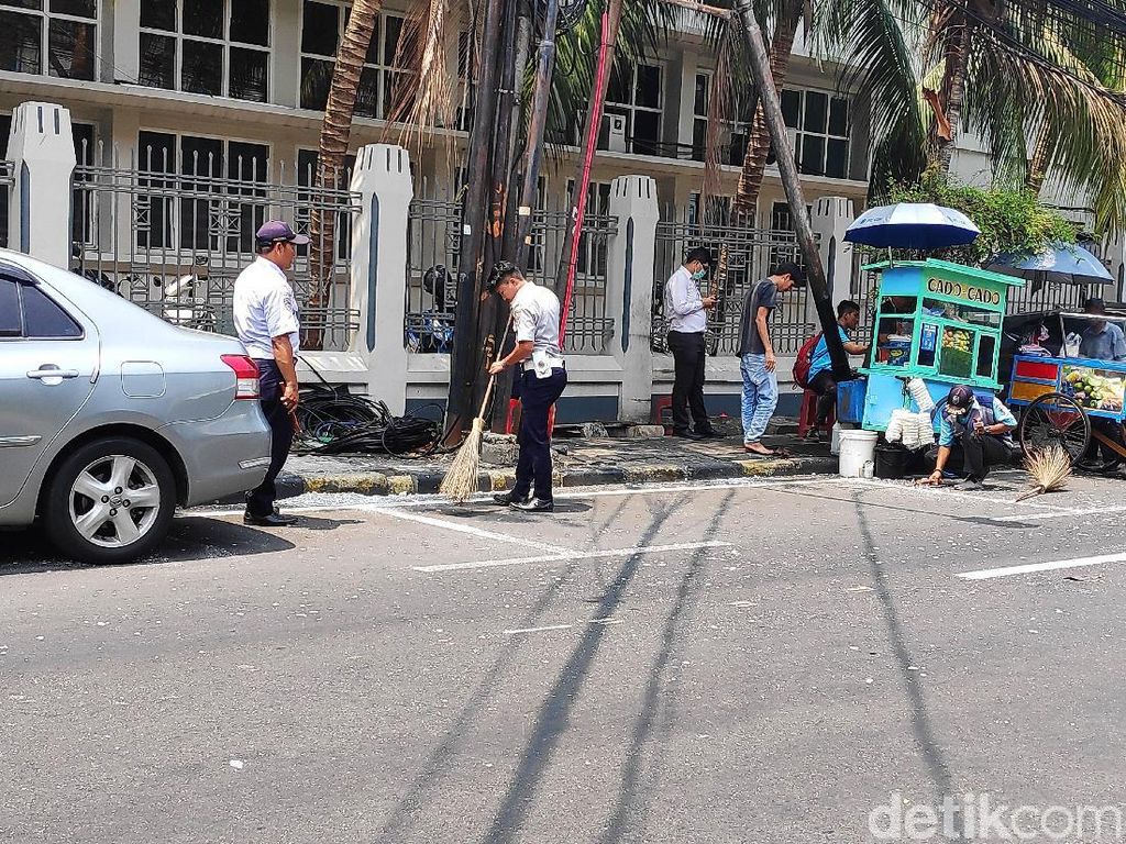 Marka Serobot Jalan Juanda Jakpus Sudah Dihapus, Mobil-Motor Masih Parkir Marka Serobot Jalan Juanda Jakpus Sudah Dihapus, Mobil-Motor Masih Parkir