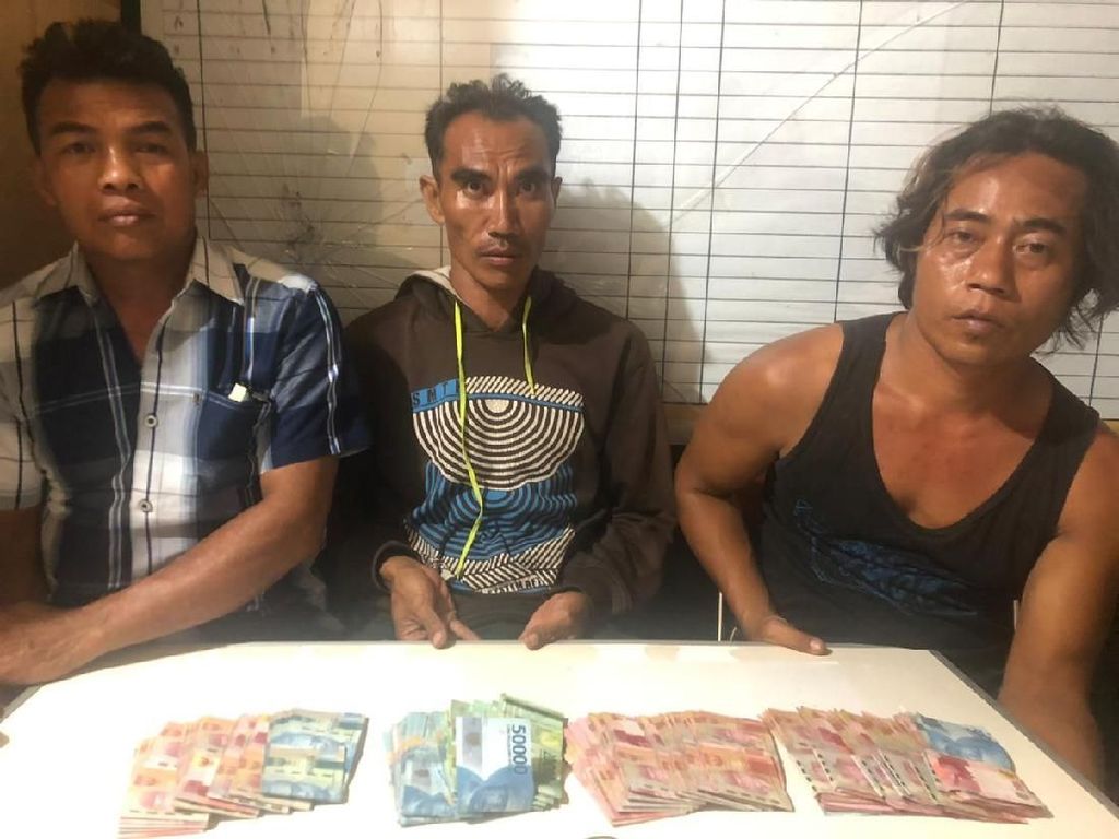 Pilkades di Lombok Utara Dijadikan Ajang Judi, 3 Pria Ditangkap Polisi Pilkades di Lombok Utara Dijadikan Ajang Judi, 3 Pria Ditangkap Polisi
