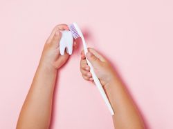 Hayo! Jangan Lupa Sikat Gigi 2 Kali Sehari Meski di Rumah Aja