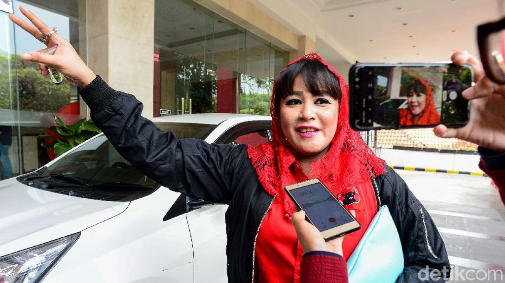 Dewi Tanjung Bicara Soal Laporan Tetangga Novel Baswedan Dewi Tanjung Bicara Soal Laporan Tetangga Novel Baswedan