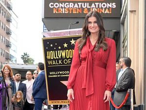 Idina Menzel Balik Lagi di Frozen 3 Idina Menzel Balik Lagi di Frozen 3