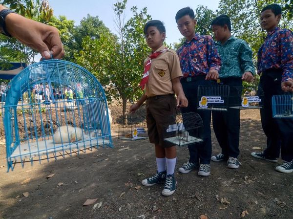 Pemkot Bandung Bagi-bagi Anak Ayam untuk Cegah Kecanduan Gadget