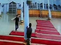 Pria Bawa Kayu Rusak Lampu Masjid di Bireuen, Ini Penjelasan Polisi