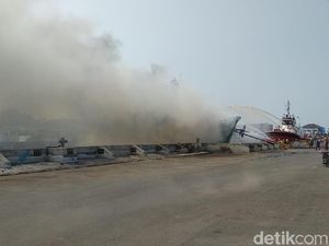 Kapal Bermuatan Sembako Terbakar di Pelabuhan Semarang, 2 ABK Terluka