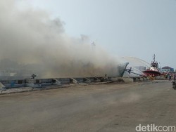 Kapal Bermuatan Sembako Terbakar di Pelabuhan Semarang, 2 ABK Terluka