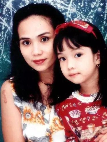 Foto Masa Kecil Gisel bersama ibunda