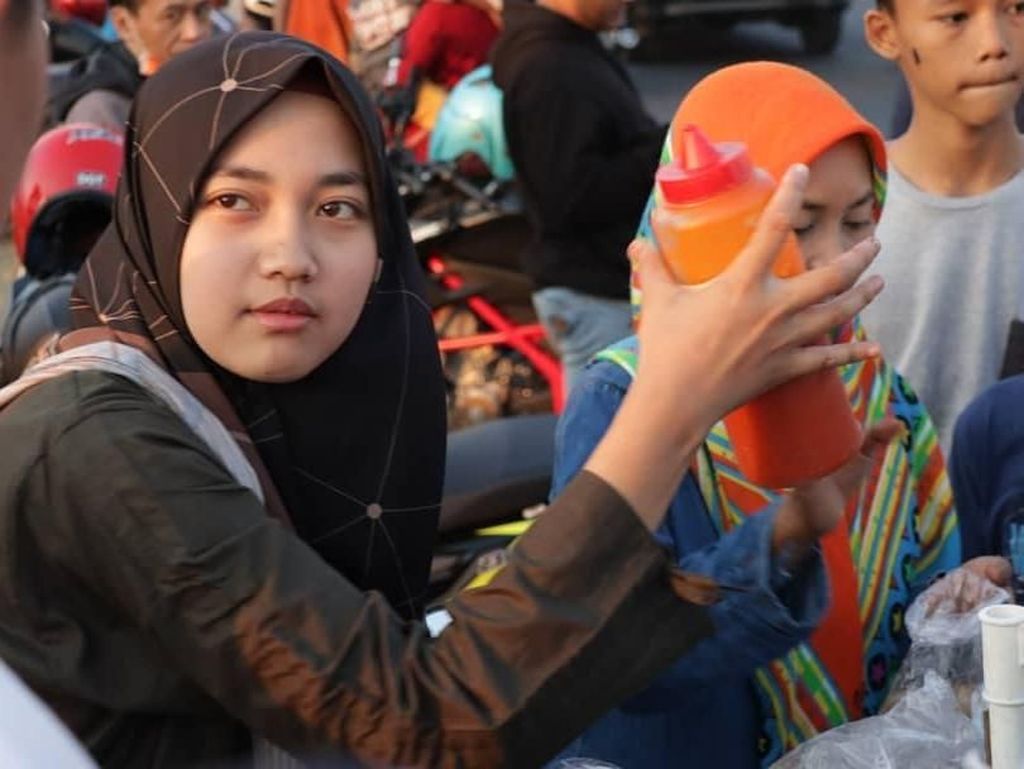 Laris! Penjual Cilok Cantik Ini Habiskan 30 Kilogram Tepung Setiap Hari Laris! Penjual Cilok Cantik Ini Habiskan 30 Kilogram Tepung Setiap Hari