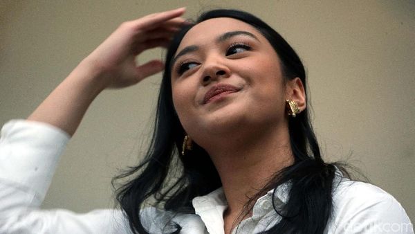Senyum Putri Tanjung saat Diperkenalkan Sebagai Stafsus Jokowi