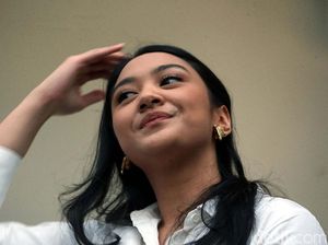 Senyum Putri Tanjung saat Diperkenalkan Sebagai Stafsus Jokowi