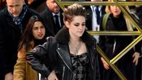 Pakai Sneakers, Kristen Stewart Curi Atensi di Red Carpet Charlies Angels