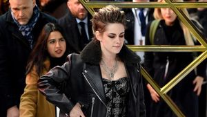 Pakai Sneakers, Kristen Stewart Curi Atensi di Red Carpet Charlies Angels