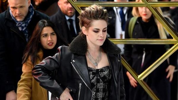 Pakai Sneakers, Kristen Stewart Curi Atensi di Red Carpet Charlies Angels