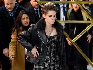 Pakai Sneakers, Kristen Stewart Curi Atensi di Red Carpet Charlies Angels Pakai Sneakers, Kristen Stewart Curi Atensi di Red Carpet Charlies Angels