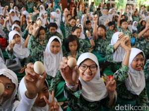 Tepis Isu Telur Sidoarjo Terkontaminasi, Bupati Ajak Ribuan Anak Makan Telur Tepis Isu Telur Sidoarjo Terkontaminasi, Bupati Ajak Ribuan Anak Makan Telur