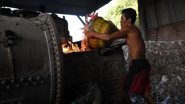 Sampah Plastik di Lingkaran Bisnis Pembuatan Tahu Sidoarjo
