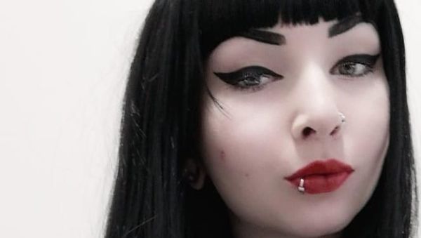 Penampakan Wanita Terobsesi Jadi Vampir, Pasang Gigi Taring Permanen