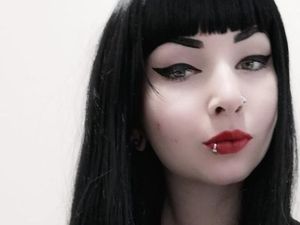 Penampakan Wanita Terobsesi Jadi Vampir, Pasang Gigi Taring Permanen