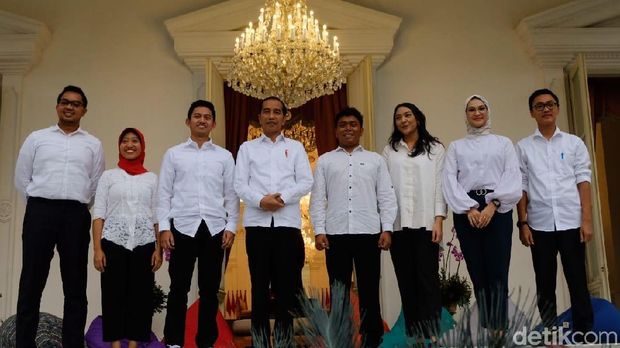 Putri Tanjung bersama staf khusus presiden dan Presiden Jokowi