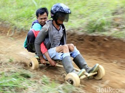 Nostalgia Masa Kecil, Balapan Seru Naik Mobil-mobilan Kayu