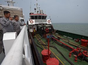 Penampakan Kapal Pengangkut BBM Ilegal yang Ditangkap Bakamla