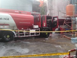 Truk Tangki Pengisi BBM Terbakar di SPBU Jalan Masjid Raya Makassar