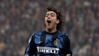 Punya kaki kiri yang kuat, gaya bermain yang khas, dan jadi andalan di lini tengah Inter Milan. Alvaro Recoba namanya. Ia adalah salah satu anak kesayangan mantan Presiden Inter Massimo Moratti. (Foto: Grazia Neri/ALLSPORT)