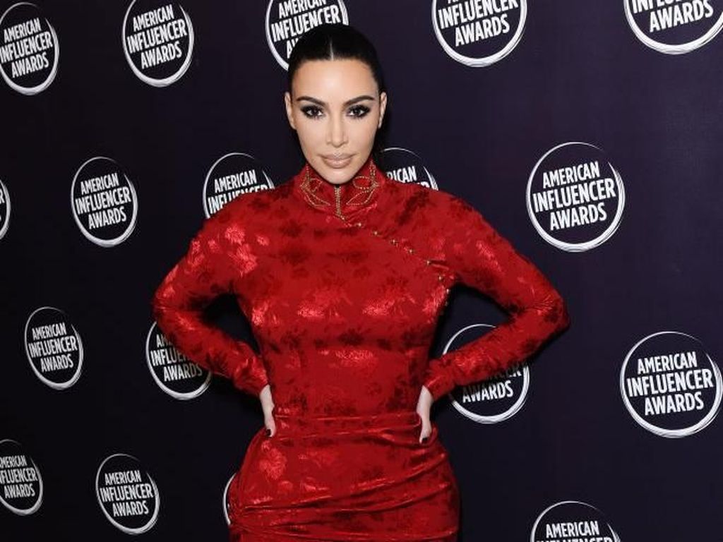 Ratapan Kim Kardashian, Gaun Tak Muat karena Berat Badan Naik 8 Kg