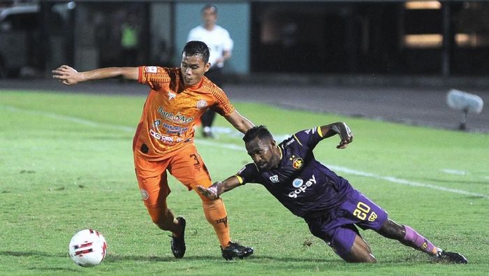 Persik Kediri mengalahkan Persiraja lewat adu penalti di semifinal Liga 2 2019, untuk lolos ke final dan promosi ke Liga 1 2020. (Foto: ANTARA FOTO/Fikri Yusuf/pd) Persik Kediri mengalahkan Persiraja lewat adu penalti di semifinal Liga 2 2019, untuk lolos ke final dan promosi ke Liga 1 2020. (Foto: ANTARA FOTO/Fikri Yusuf/pd)