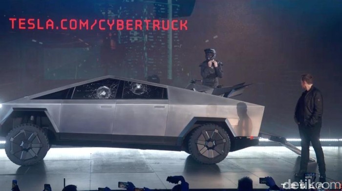 Tesla Cybertruck diperlihatkan di Amerika serikat.