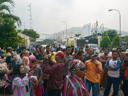 Protes Bau Menyengat, Warga di Cilegon Blokir Akses ke Pabrik Kimia