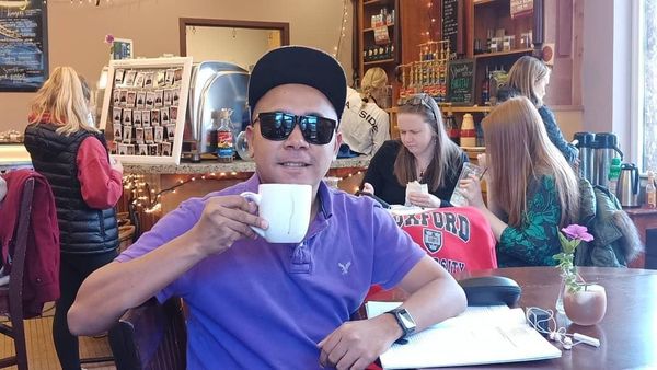 Kulineran Seru Billy Mambrasar, Anak Penjual Kue yang Kini Jadi Stafsus Jokowi