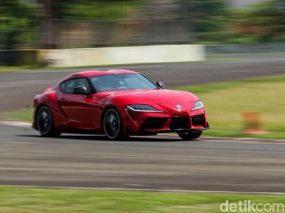 Geber Mobil Balap Toyota Supra di Sentul