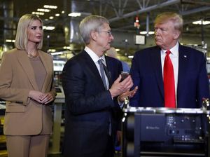 Tim Cook Hadiahkan Mac Pro Pertama untuk Donald Trump