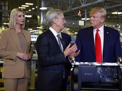 Tim Cook Hadiahkan Mac Pro Pertama untuk Donald Trump