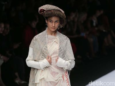 Foto: Keindahan Ulos Antik Dalam Busana Kekinian Karya Adrian Gan