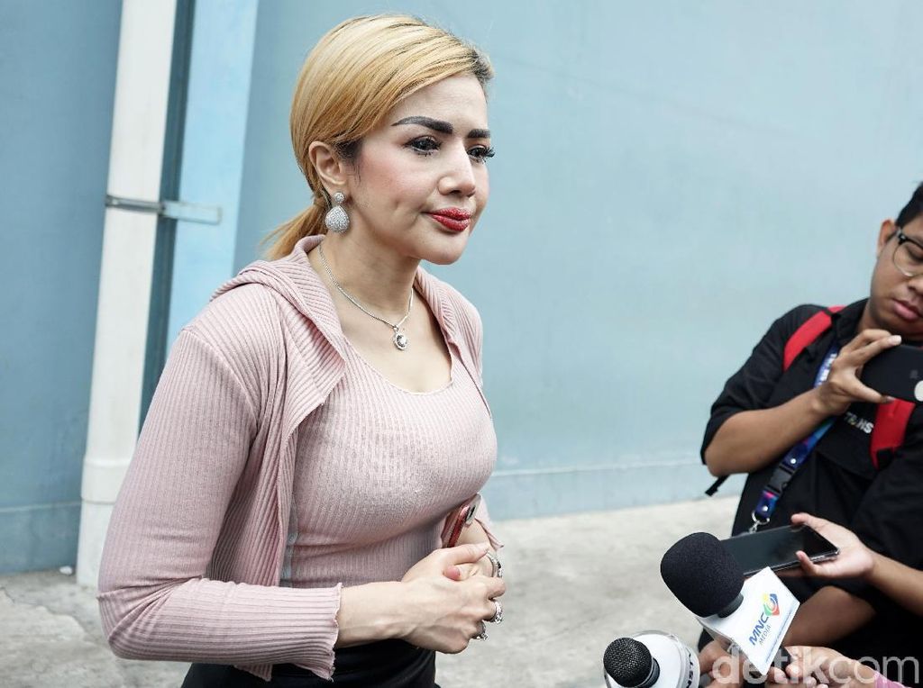 Terungkap, Anak Malu Punya Ibu Barbie Kumalasari yang Kebanyakan Halu Terungkap, Anak Malu Punya Ibu Barbie Kumalasari yang Kebanyakan Halu