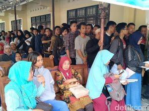 Pasokan Blangko Minim, Warga Klaten Rela Antre Bikin e-KTP Pasokan Blangko Minim, Warga Klaten Rela Antre Bikin e-KTP