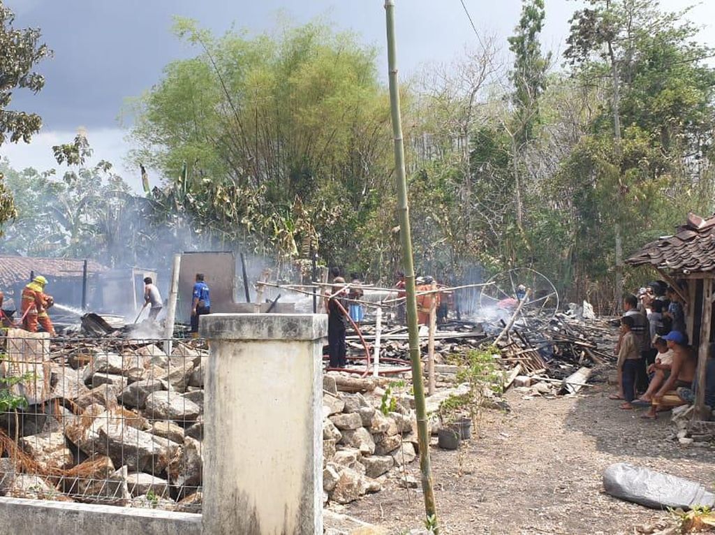 Kebakaran di Wonogiri, 2 Rumah dan Kandang Sapi Ludes Kebakaran di Wonogiri, 2 Rumah dan Kandang Sapi Ludes