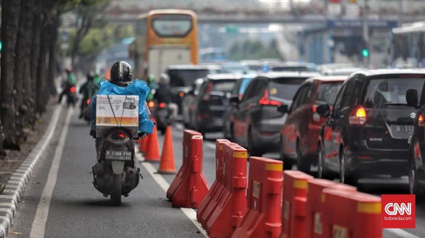 Pemotor tetap menggunakan jalur sepeda di Jl. MH Thamrin dengan tenang.