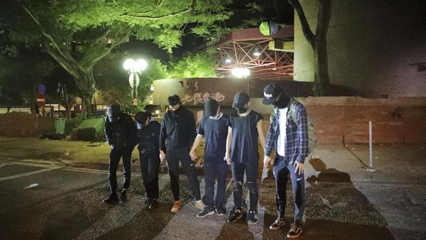 Logistik Menipis, Demonstran di Kampus Hong Kong Menyerah