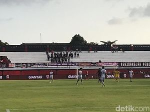 Pertandingan Sriwijaya FC Vs Persita di Bali Sepi Penonton Pertandingan Sriwijaya FC Vs Persita di Bali Sepi Penonton
